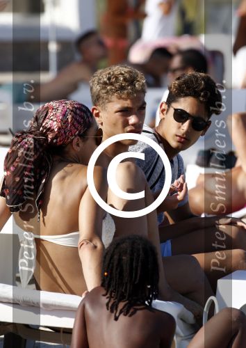 ibiza 28 juli 2015
Estelle Cruijff Joelle Gullit Lilly Becker met zoon Amadues Becker en een zoon uit een eerder huwelijk van Boris op het strand van Talamanca.