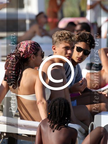 ibiza 28 juli 2015
Estelle Cruijff Joelle Gullit Lilly Becker met zoon Amadues Becker en een zoon uit een eerder huwelijk van Boris op het strand van Talamanca.