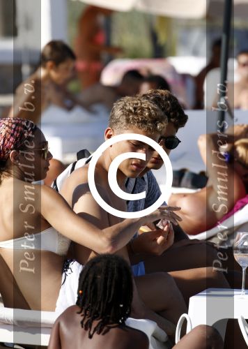 ibiza 28 juli 2015
Estelle Cruijff Joelle Gullit Lilly Becker met zoon Amadues Becker en een zoon uit een eerder huwelijk van Boris op het strand van Talamanca.