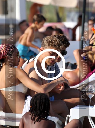 ibiza 28 juli 2015
Estelle Cruijff Joelle Gullit Lilly Becker met zoon Amadues Becker en een zoon uit een eerder huwelijk van Boris op het strand van Talamanca.