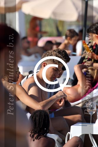 ibiza 28 juli 2015
Estelle Cruijff Joelle Gullit Lilly Becker met zoon Amadues Becker en een zoon uit een eerder huwelijk van Boris op het strand van Talamanca.