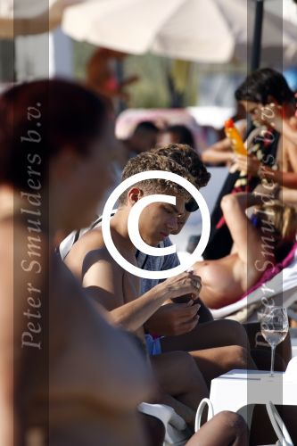 ibiza 28 juli 2015
Estelle Cruijff Joelle Gullit Lilly Becker met zoon Amadues Becker en een zoon uit een eerder huwelijk van Boris op het strand van Talamanca.