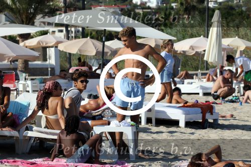 ibiza 28 juli 2015
Estelle Cruijff Joelle Gullit Lilly Becker met zoon Amadues Becker en een zoon uit een eerder huwelijk van Boris op het strand van Talamanca.