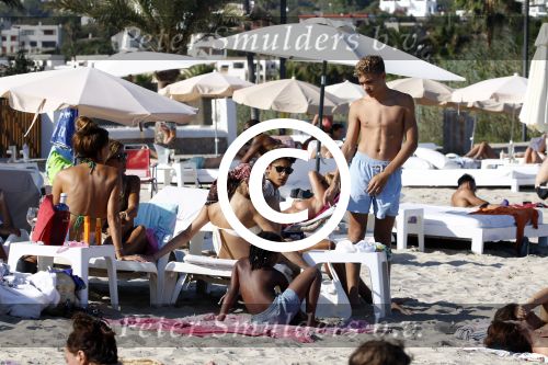 ibiza 28 juli 2015
Estelle Cruijff Joelle Gullit Lilly Becker met zoon Amadues Becker en een zoon uit een eerder huwelijk van Boris op het strand van Talamanca.