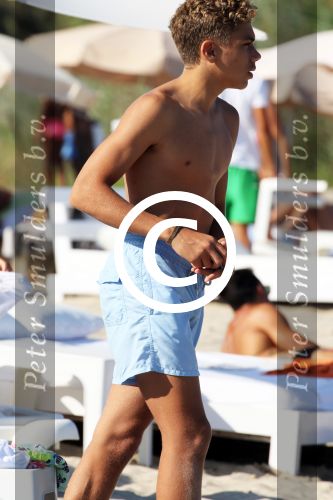 ibiza 28 juli 2015
Estelle Cruijff Joelle Gullit Lilly Becker met zoon Amadues Becker en een zoon uit een eerder huwelijk van Boris op het strand van Talamanca.