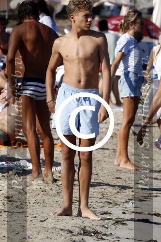 ibiza 28 juli 2015
Estelle Cruijff Joelle Gullit Lilly Becker met zoon Amadues Becker en een zoon uit een eerder huwelijk van Boris op het strand van Talamanca.