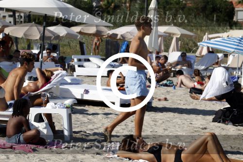 ibiza 28 juli 2015
Estelle Cruijff Joelle Gullit Lilly Becker met zoon Amadues Becker en een zoon uit een eerder huwelijk van Boris op het strand van Talamanca.