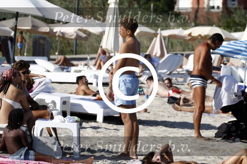 ibiza 28 juli 2015
Estelle Cruijff Joelle Gullit Lilly Becker met zoon Amadues Becker en een zoon uit een eerder huwelijk van Boris op het strand van Talamanca.
