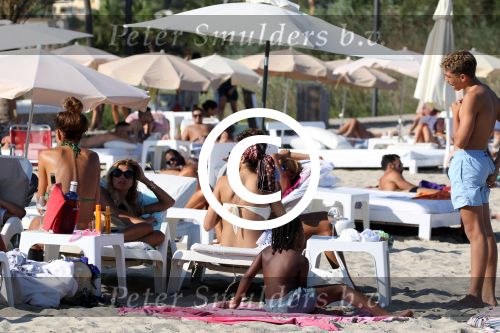 ibiza 28 juli 2015
Estelle Cruijff Joelle Gullit Lilly Becker met zoon Amadues Becker en een zoon uit een eerder huwelijk van Boris op het strand van Talamanca.