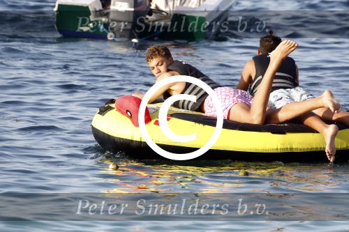 ibiza 5 augustus 2015
Lilly Becker en haar zoon en de zonen van Boris Becker op het strand van Cala Bassa