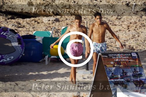 ibiza 5 augustus 2015
Lilly Becker en haar zoon en de zonen van Boris Becker op het strand van Cala Bassa