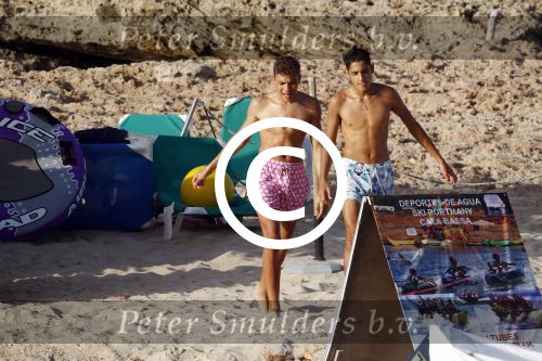 ibiza 5 augustus 2015
Lilly Becker en haar zoon en de zonen van Boris Becker op het strand van Cala Bassa