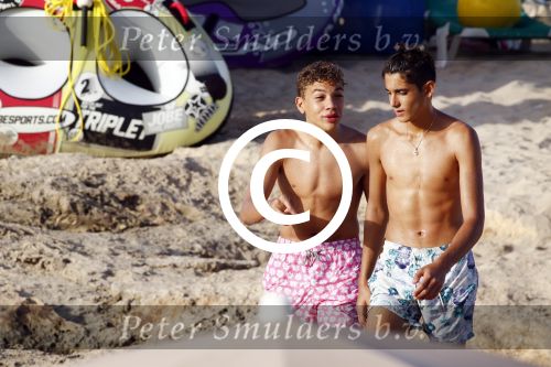 ibiza 5 augustus 2015
Lilly Becker en haar zoon en de zonen van Boris Becker op het strand van Cala Bassa