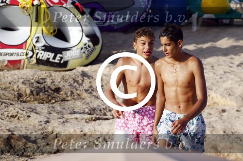 ibiza 5 augustus 2015
Lilly Becker en haar zoon en de zonen van Boris Becker op het strand van Cala Bassa