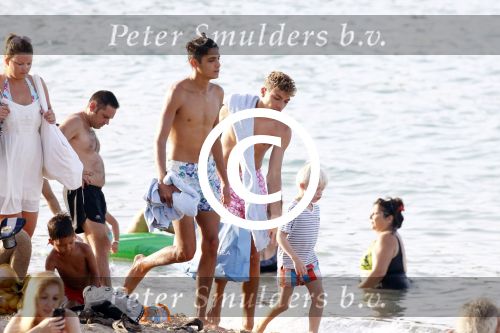ibiza 5 augustus 2015
Lilly Becker en haar zoon en de zonen van Boris Becker op het strand van Cala Bassa