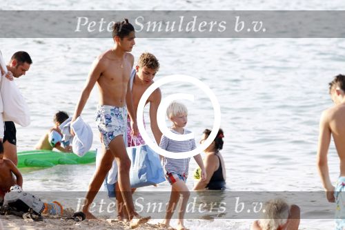 ibiza 5 augustus 2015
Lilly Becker en haar zoon en de zonen van Boris Becker op het strand van Cala Bassa