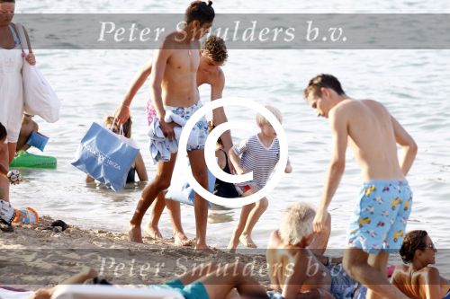 ibiza 5 augustus 2015
Lilly Becker en haar zoon en de zonen van Boris Becker op het strand van Cala Bassa