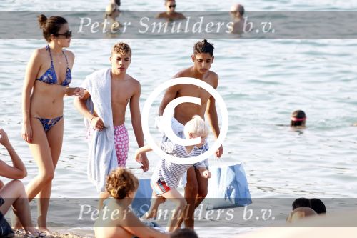 ibiza 5 augustus 2015
Lilly Becker en haar zoon en de zonen van Boris Becker op het strand van Cala Bassa