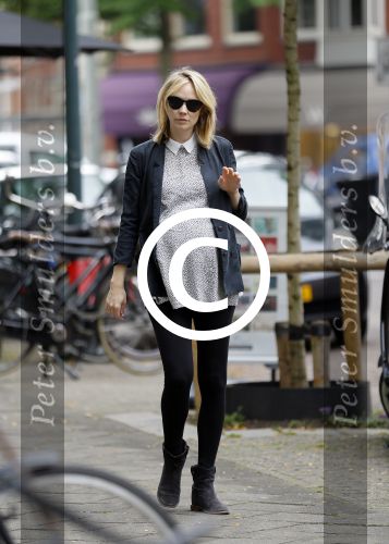 Amsterdam 14 juli 2015
Bracha v Doesburgh zwanger winkelend op de cornelis schuytstraat