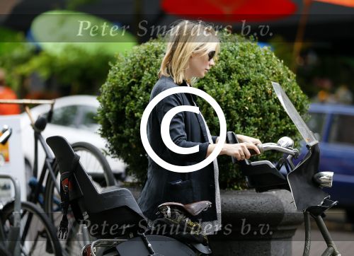 Amsterdam 14 juli 2015
Bracha v Doesburgh zwanger winkelend op de cornelis schuytstraat