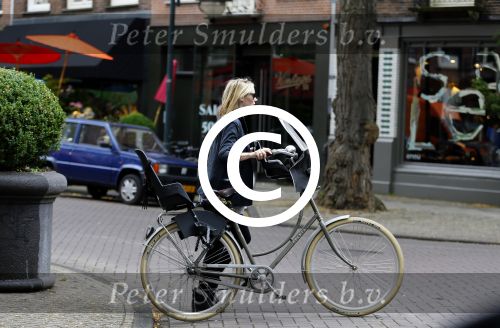 Amsterdam 14 juli 2015
Bracha v Doesburgh zwanger winkelend op de cornelis schuytstraat