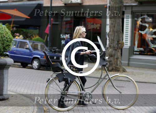 Amsterdam 14 juli 2015
Bracha v Doesburgh zwanger winkelend op de cornelis schuytstraat