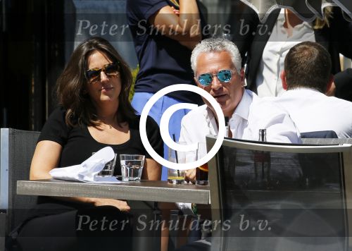 Amsterdam 11 juni 2015
Bram Moszkowicz met zijn vriendin Nienke Hoogervorst op terras in Amsterdam zuid