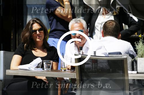 Amsterdam 11 juni 2015
Bram Moszkowicz met zijn vriendin Nienke Hoogervorst op terras in Amsterdam zuid