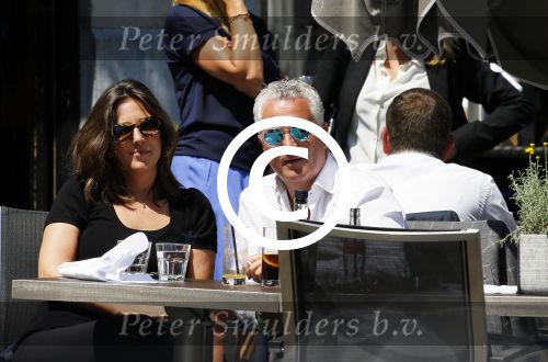 Amsterdam 11 juni 2015
Bram Moszkowicz met zijn vriendin Nienke Hoogervorst op terras in Amsterdam zuid