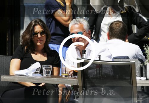 Amsterdam 11 juni 2015
Bram Moszkowicz met zijn vriendin Nienke Hoogervorst op terras in Amsterdam zuid