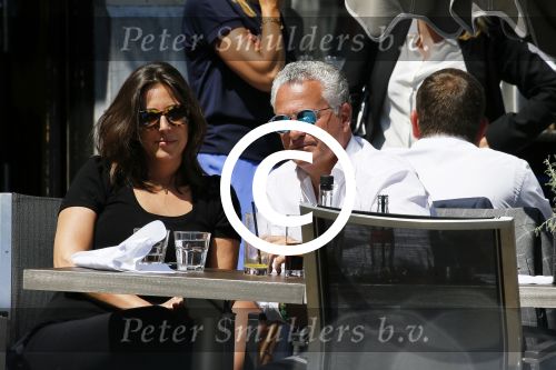 Amsterdam 11 juni 2015
Bram Moszkowicz met zijn vriendin Nienke Hoogervorst op terras in Amsterdam zuid