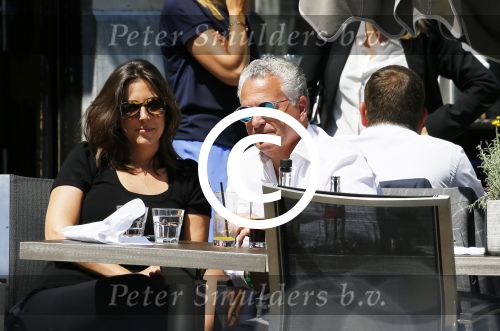 Amsterdam 11 juni 2015
Bram Moszkowicz met zijn vriendin Nienke Hoogervorst op terras in Amsterdam zuid