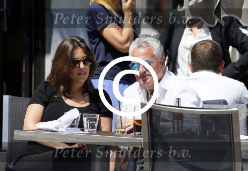 Amsterdam 11 juni 2015
Bram Moszkowicz met zijn vriendin Nienke Hoogervorst op terras in Amsterdam zuid