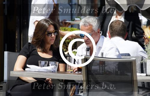 Amsterdam 11 juni 2015
Bram Moszkowicz met zijn vriendin Nienke Hoogervorst op terras in Amsterdam zuid
