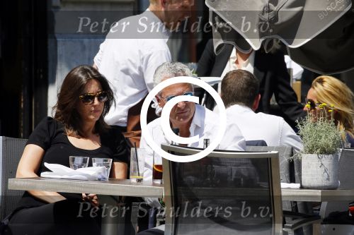 Amsterdam 11 juni 2015
Bram Moszkowicz met zijn vriendin Nienke Hoogervorst op terras in Amsterdam zuid
