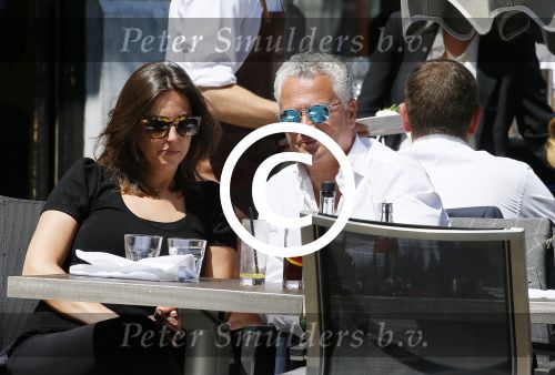 Amsterdam 11 juni 2015
Bram Moszkowicz met zijn vriendin Nienke Hoogervorst op terras in Amsterdam zuid