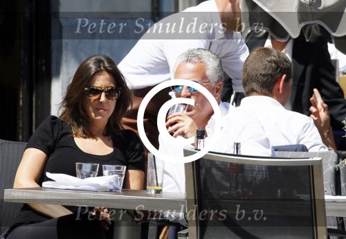 Amsterdam 11 juni 2015
Bram Moszkowicz met zijn vriendin Nienke Hoogervorst op terras in Amsterdam zuid