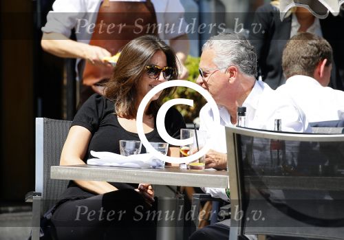 Amsterdam 11 juni 2015
Bram Moszkowicz met zijn vriendin Nienke Hoogervorst op terras in Amsterdam zuid