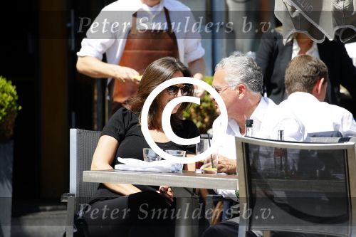 Amsterdam 11 juni 2015
Bram Moszkowicz met zijn vriendin Nienke Hoogervorst op terras in Amsterdam zuid