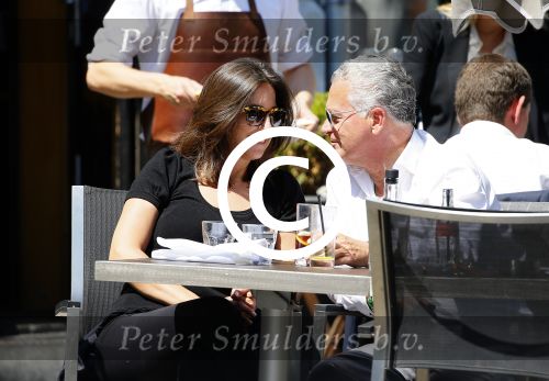 Amsterdam 11 juni 2015
Bram Moszkowicz met zijn vriendin Nienke Hoogervorst op terras in Amsterdam zuid