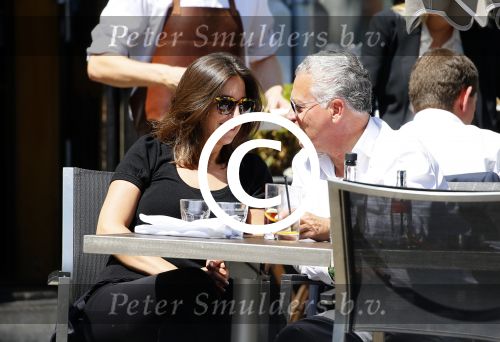 Amsterdam 11 juni 2015
Bram Moszkowicz met zijn vriendin Nienke Hoogervorst op terras in Amsterdam zuid