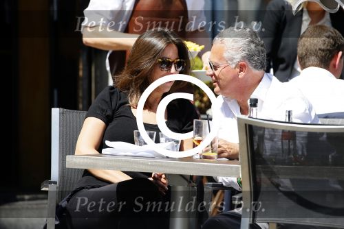 Amsterdam 11 juni 2015
Bram Moszkowicz met zijn vriendin Nienke Hoogervorst op terras in Amsterdam zuid