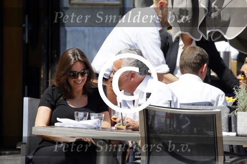 Amsterdam 11 juni 2015
Bram Moszkowicz met zijn vriendin Nienke Hoogervorst op terras in Amsterdam zuid