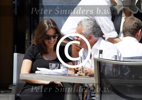 Amsterdam 11 juni 2015
Bram Moszkowicz met zijn vriendin Nienke Hoogervorst op terras in Amsterdam zuid