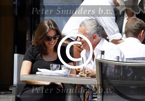 Amsterdam 11 juni 2015
Bram Moszkowicz met zijn vriendin Nienke Hoogervorst op terras in Amsterdam zuid