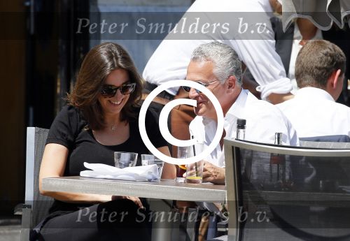 Amsterdam 11 juni 2015
Bram Moszkowicz met zijn vriendin Nienke Hoogervorst op terras in Amsterdam zuid