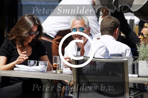 Amsterdam 11 juni 2015
Bram Moszkowicz met zijn vriendin Nienke Hoogervorst op terras in Amsterdam zuid