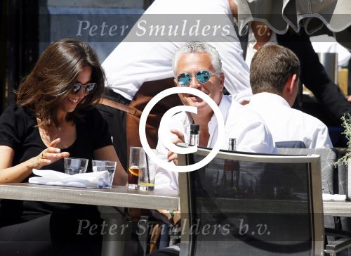 Amsterdam 11 juni 2015
Bram Moszkowicz met zijn vriendin Nienke Hoogervorst op terras in Amsterdam zuid