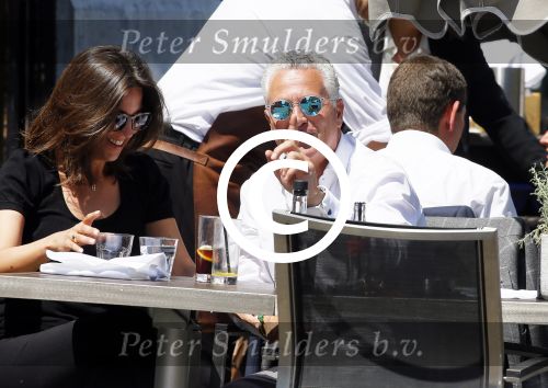 Amsterdam 11 juni 2015
Bram Moszkowicz met zijn vriendin Nienke Hoogervorst op terras in Amsterdam zuid