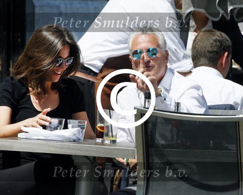 Amsterdam 11 juni 2015
Bram Moszkowicz met zijn vriendin Nienke Hoogervorst op terras in Amsterdam zuid